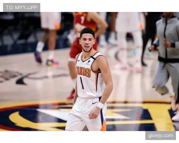 德文·布克场下穿高定、场上飙40分，这反差谁顶得住啊